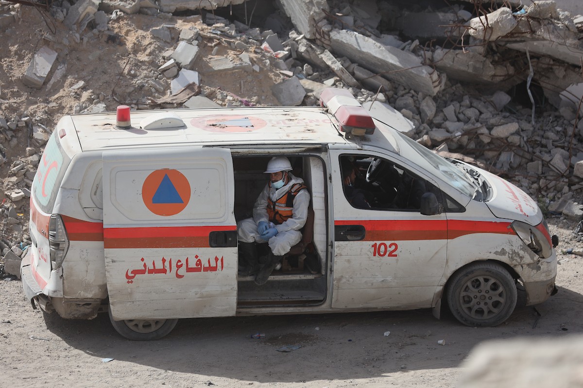 فرق الدفاع المدني التنسيق مع اللجنة الدولية للصليب الأحمر تطلق حملةً لانتشال نحو 67 جثة من عائلة أبو نصر، من تحت أنقاض منزل استهدفه الجيش الإسرائيلي خلال الحرب في بيت لاهيا، شمال قطاع غزة. 15 فبراير/شباط 2026. صورة: عمر أشتوي