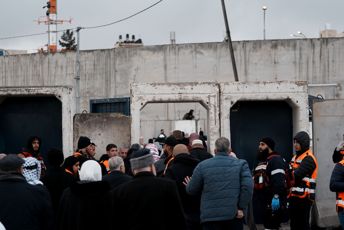 منعت السلطات الإسرائيلية دخول الفلسطينيين من الضفة الغربية إلى القدس لأداء صلاة الجمعة الثانية من شهر رمضان في المسجد الأقصى ، في 27 فبراير/شباط 2026. وتجمّع آلاف منذ ساعات الصباح الباكر عند حاجز قلنديا في محاولة للوصول إلى الأقصى، وسط إجراءات أمنية مشددة في المنطقة
