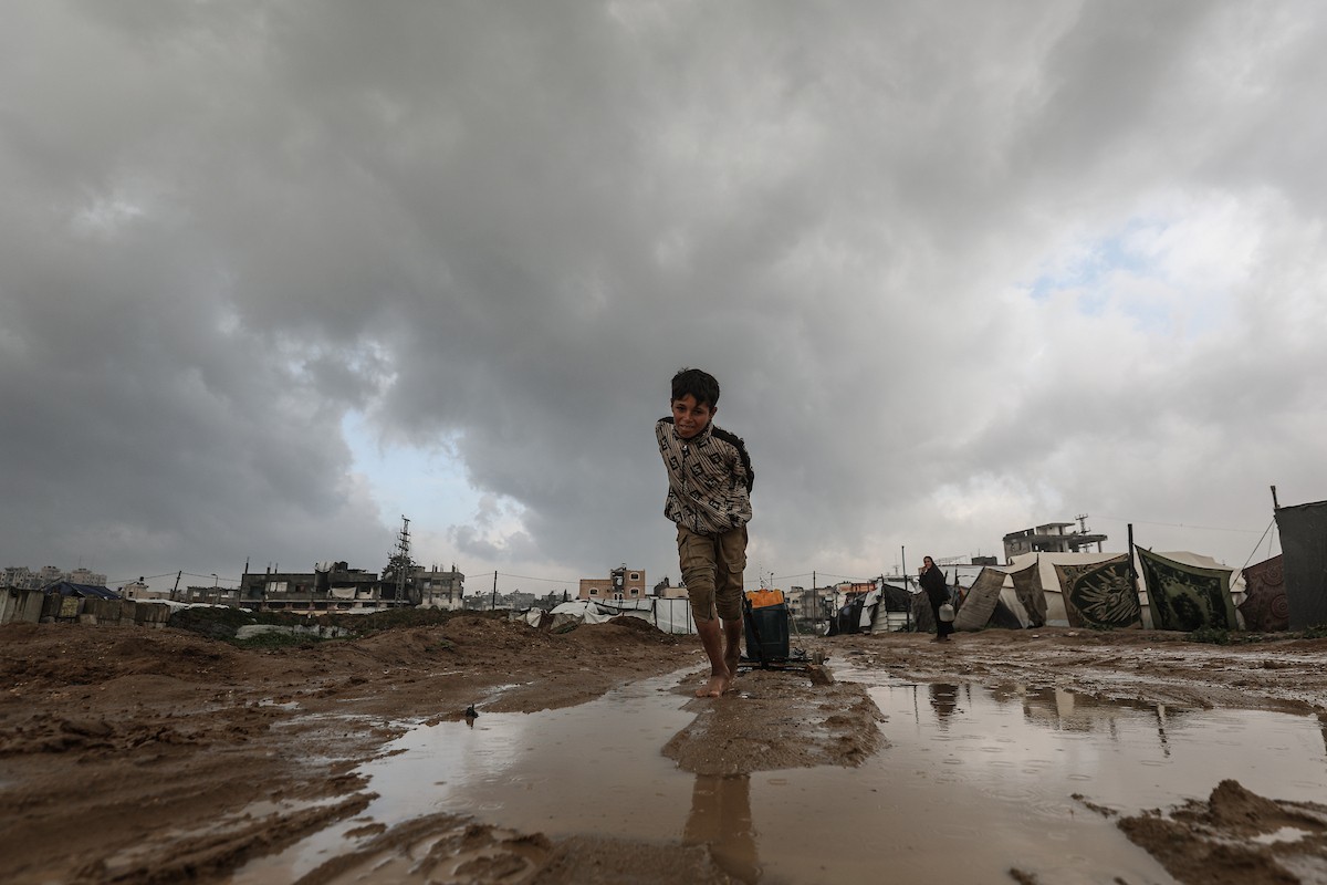 يواجه اللاجئون الفلسطينيون ظروفاً قاسية بعد أن غمرت الأمطار الغزيرة خيامهم في مخيم البريج بوسط قطاع غزة في 24 فبراير/شباط 2026. صورة: معز صالحي