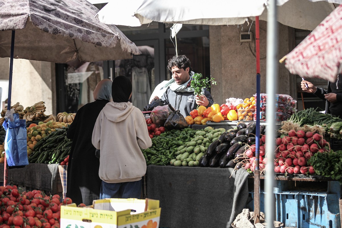 توافد الفلسطينيون بأعداد غفيرة  إلى السوق الشعبي في دير البلح، وسط قطاع غزة، في الأيام التي تسبق شهر رمضان، 12 فبراير/شباط 2026. تصوير: معز صالحي