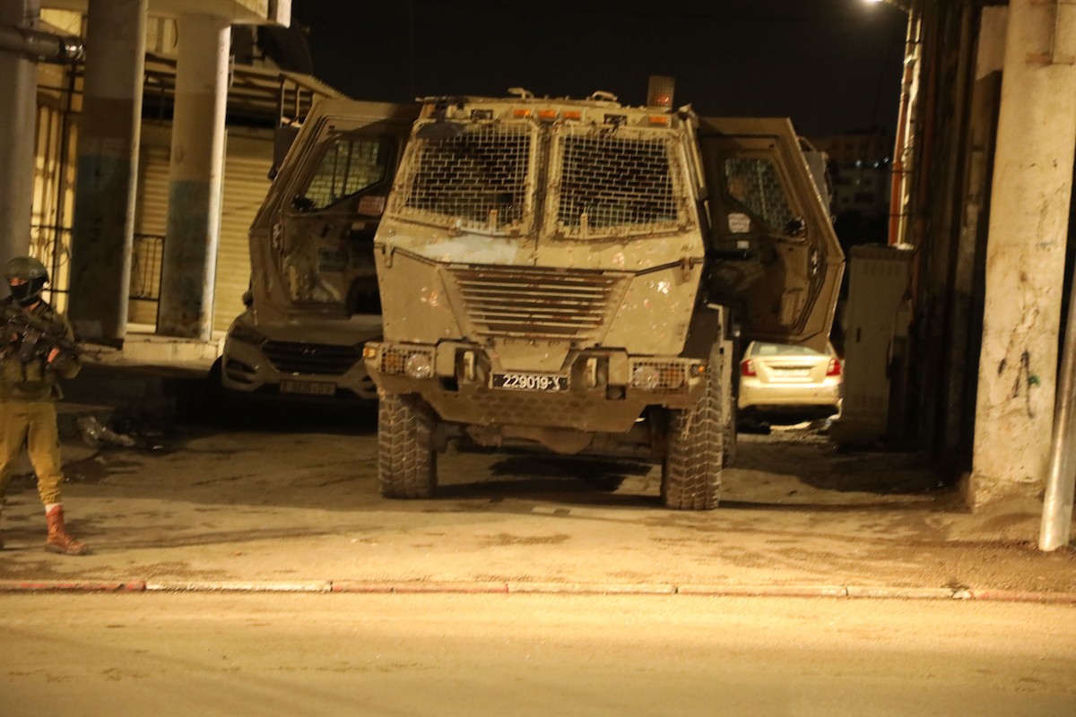 يتمركز جنود إسرائيليون لتوفير الحماية للمصلين اليهود الذين يؤدون صلاتهم قرب قبر يوسف، شرق نابلس في الضفة الغربية. ٢٤ فبراير ٢٠٢٦. صورة: محمد ناصر