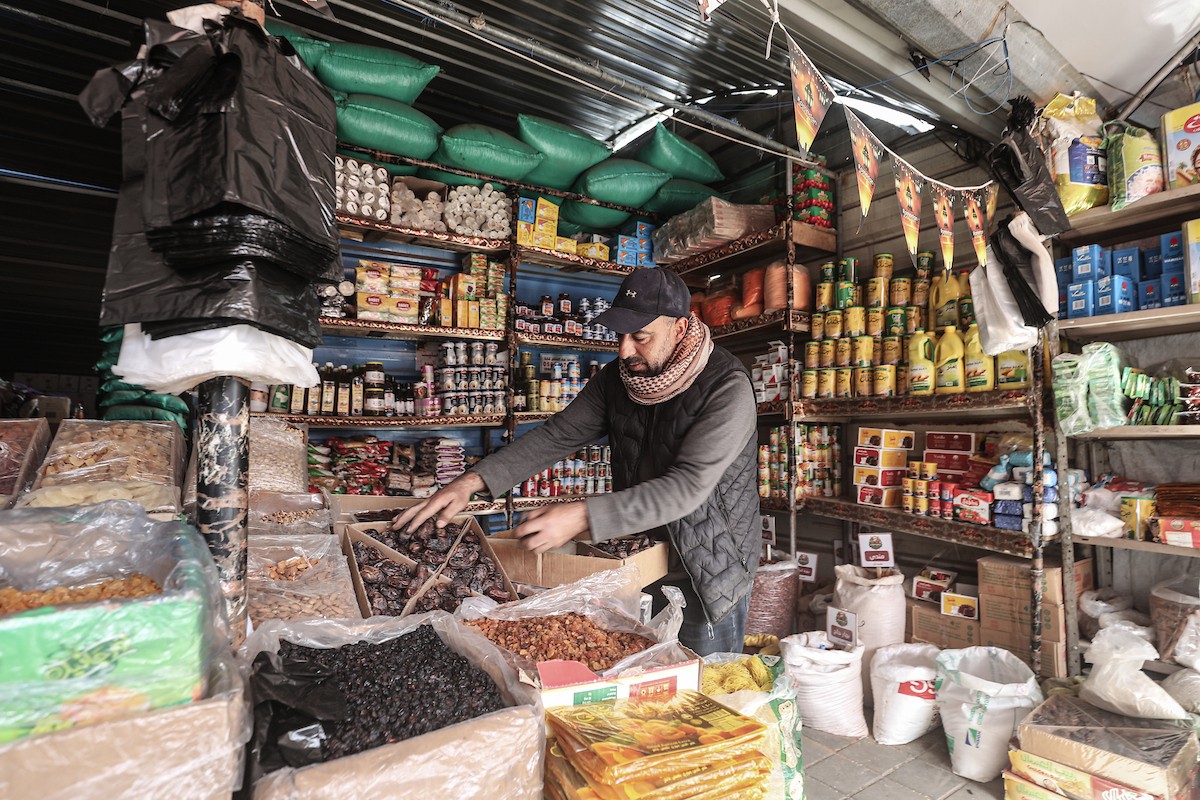 توافد الفلسطينيون بأعداد غفيرة على السوق الشعبي في دير البلح، وسط قطاع غزة، في الأيام التي تسبق شهر رمضان، 12 فبراير/شباط 2026. تصوير: معز صالحي