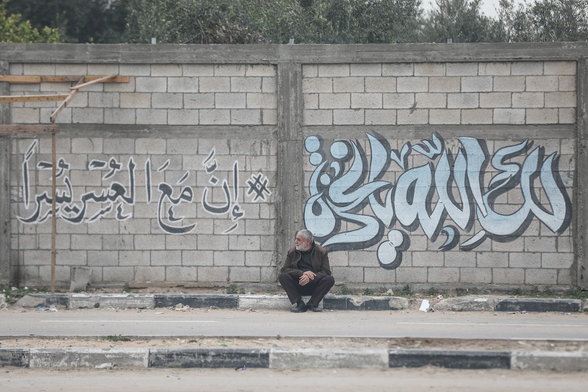 يعيش الفلسطينيون النازحون، وسط الأنقاض في خيام مؤقتة نُصبت في مخيم النصيرات للاجئين وسط قطاع غزة، في ظروف معيشية مزرية ونقص حاد في الاحتياجات الأساسية. ١ فبراير ٢٠٢٦. صورة: معز صالحي