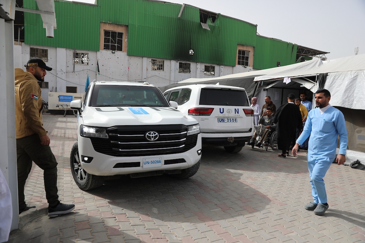 مركبات تابعة للأمم المتحدة تنقل عدداً من الجرحى ومرافقيهم من المقر الميداني لجمعية الهلال الأحمر الفلسطيني في خان يونس إلى معبر كرم أبو سالم لتلقي العلاج الطبي في الخارج،2 فبراير/شباط 2026