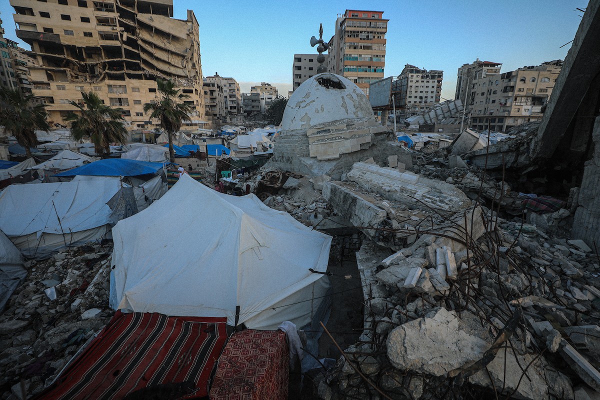 عائلة فلسطينية نازحة من بيت حانون تفطر في ثاني أيام رمضان في خيمة متداعية وسط أنقاض مسجد الحساينة على شاطئ مدينة غزة.19 فبراير/شباط 2026. تصوير: عمر أشتوي