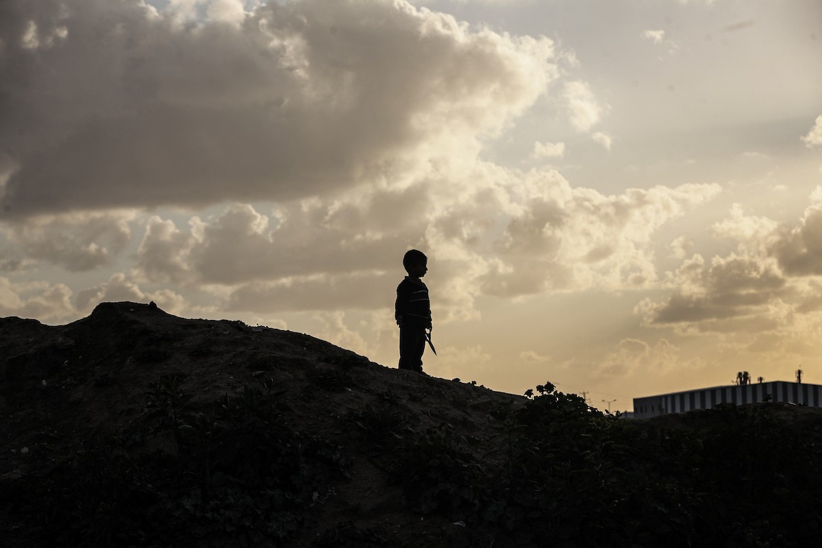 عائلة فلسطينية نازحة تتناول فطورها خلال شهر رمضان داخل خيمة متداعية في مخيم النصيرات للاجئين وسط قطاع غزة. تواجه العائلات النازحة ظروفًا معيشية قاسية نتيجة الحرب، مع انعدام الدخل ونقص حاد في المساعدات الإنسانية، 26 فبراير/شباط 2026. تصوير: معز صالحي