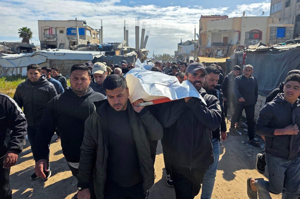 ودّع فلسطينيون ثلاثة جثامين في مستشفى ناصر بخان يونس، سقطوا في غارة جوية إسرائيلية استهدفتهم صباح اليوم في خان يونس، جنوب قطاع غزة، 27 فبراير/شباط 2026. صورة: طارق محمد