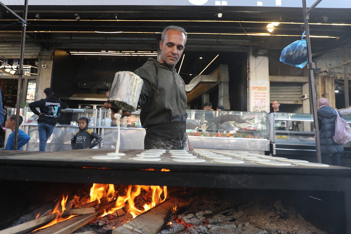 مشهد من الأسواق والبازارات في مخيم النصيرات، وسط قطاع غزة، حيث يستعد المواطنون للإفطار خلال شهر رمضان، في 22 فبراير/شباط 2026. تصوير: معز صالحي