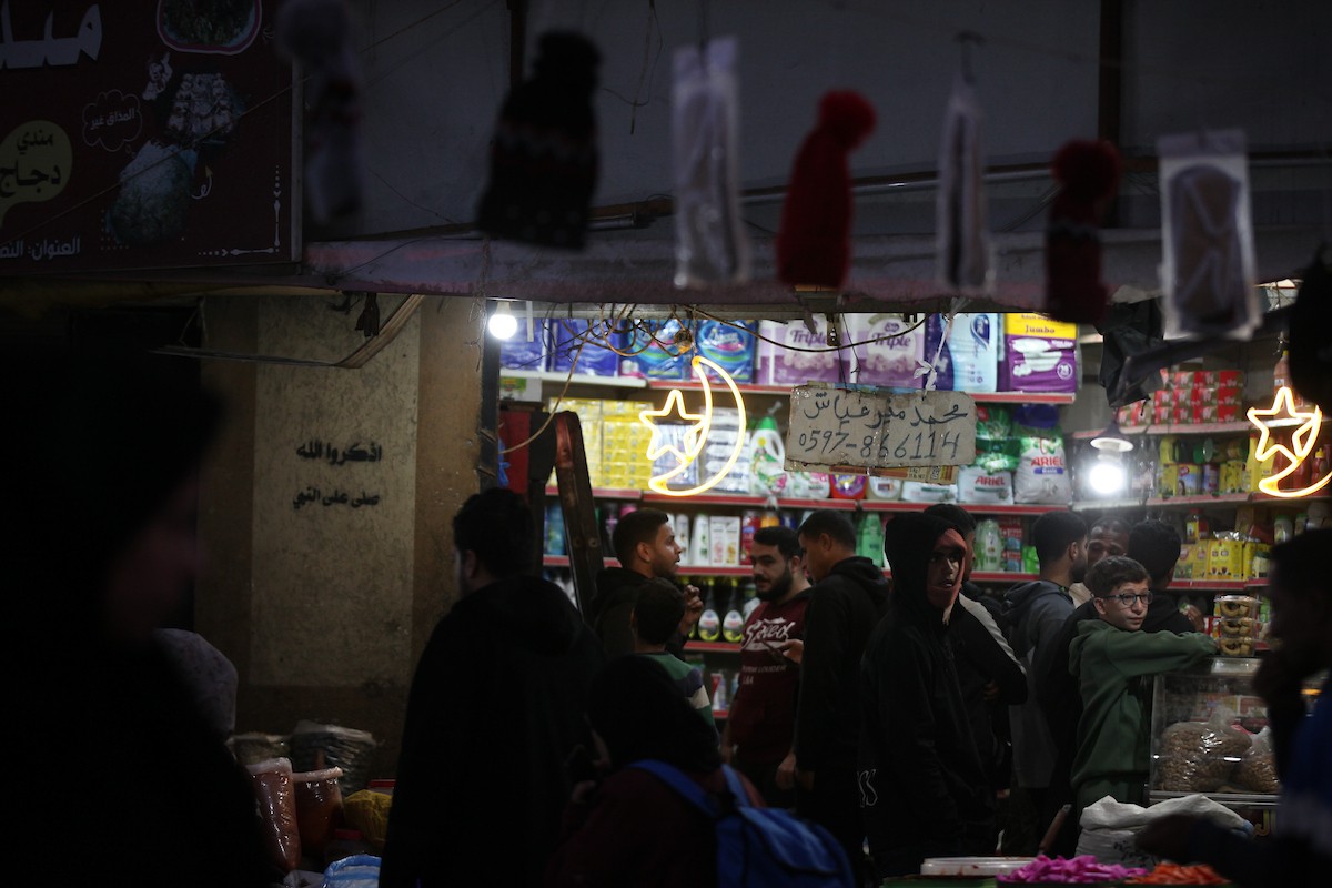 استقبل الفلسطينيون حلول شهر رمضان بفرح واحتفال في مخيم النصيرات للاجئين، بعد عامين من حرب جلبت معاناة هائلة للسكان في قطاع غزة، وسط قطاع غزة، 17 فبراير/شباط 2026. تصوير: معز صالحي