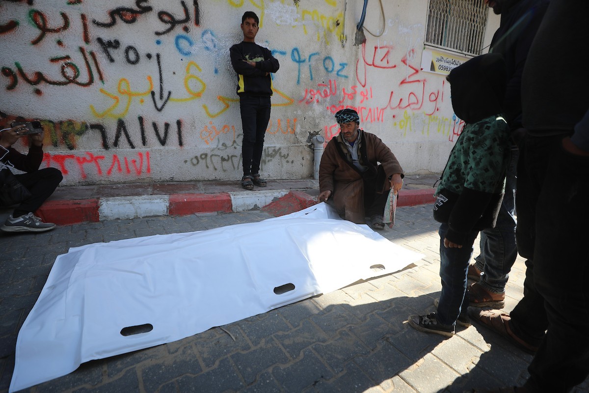 ودّع فلسطينيون جثماني مواطنين اثنين في مستشفى الشفاء بمدينة غزة. وبحسب مصادر عائلية، قُتل الرجلان على يد القوات الإسرائيلية في بيت لاهيا، شمال قطاع غزة، في 24 فبراير/شباط 2026. (صورة: عمر أشتوي)