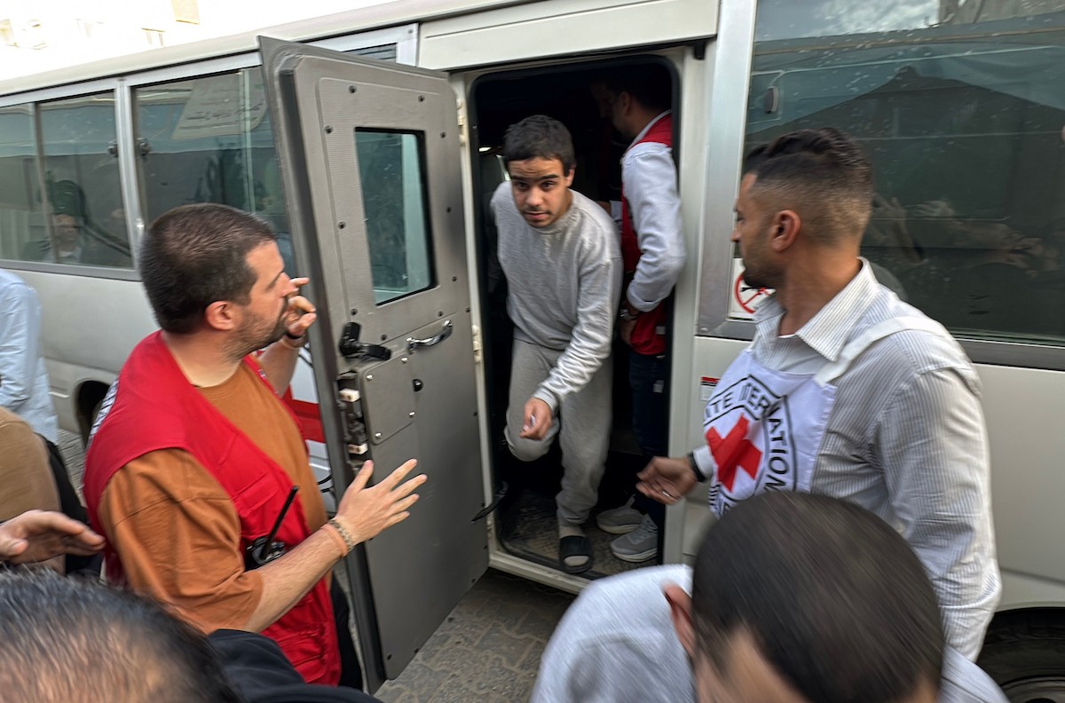 اللجنة الدولية للصليب الأحمر تنقل 8 أسرى فلسطينيين إلى مستشفى شهداء الأقصى في دير البلح، وسط قطاع غزة، بعد إطلاق سراحهم من قبل القوات الإسرائيلية. ١٦ فبراير/شباط ٢٠٢٦. صورة: أحمد إبراهيم