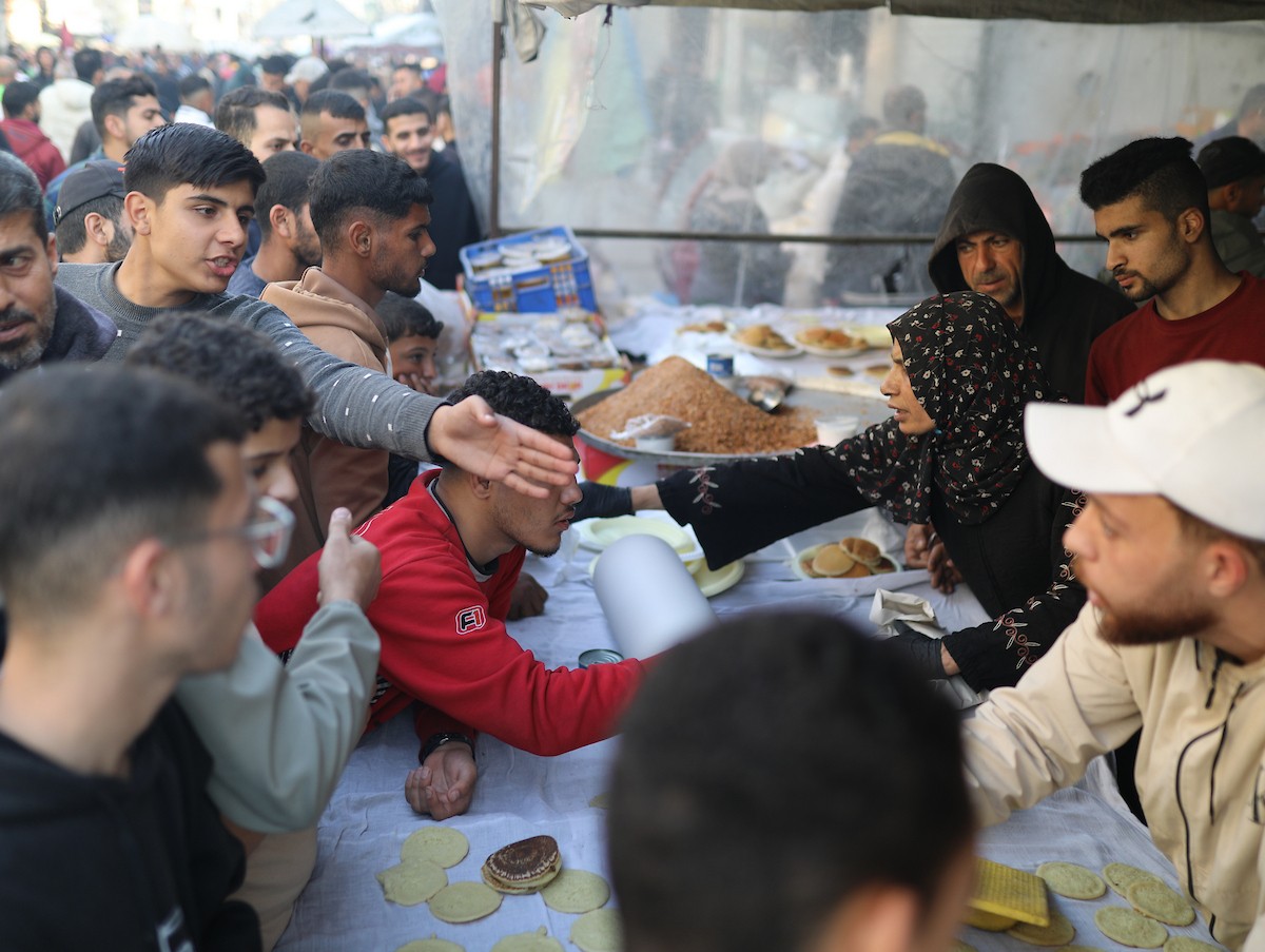 آلاء كريم نازحة في مخيم النصيرات وسط قطاع غزة، تفتح كشكًا لتحضير وبيع القطايف خلال أيام رمضان، في محاولة منها للتغلب على ظروف المعيشة القاسية وإعالة أسرتها بعد أن فقدت منزلها، 19 فبرايرشباط 2026. تصوير رمزي أبو عامر