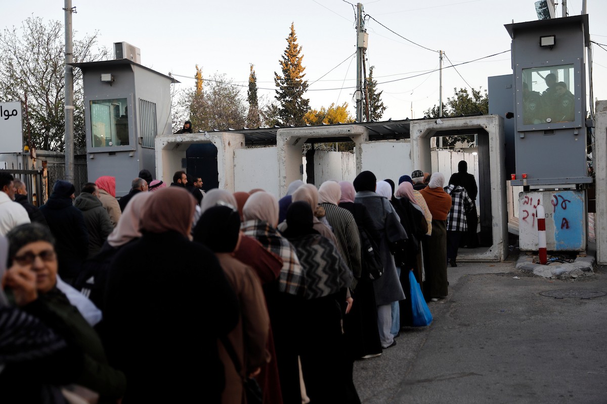 توافد المصلون بكثافة إلى نقطة تفتيش في بيت لحم، متجهين إلى المسجد الأقصى في القدس لأداء صلاتي الجمعة والتراويح، 20 فبراير/شباط 2026. صورة: مأمون وزواز