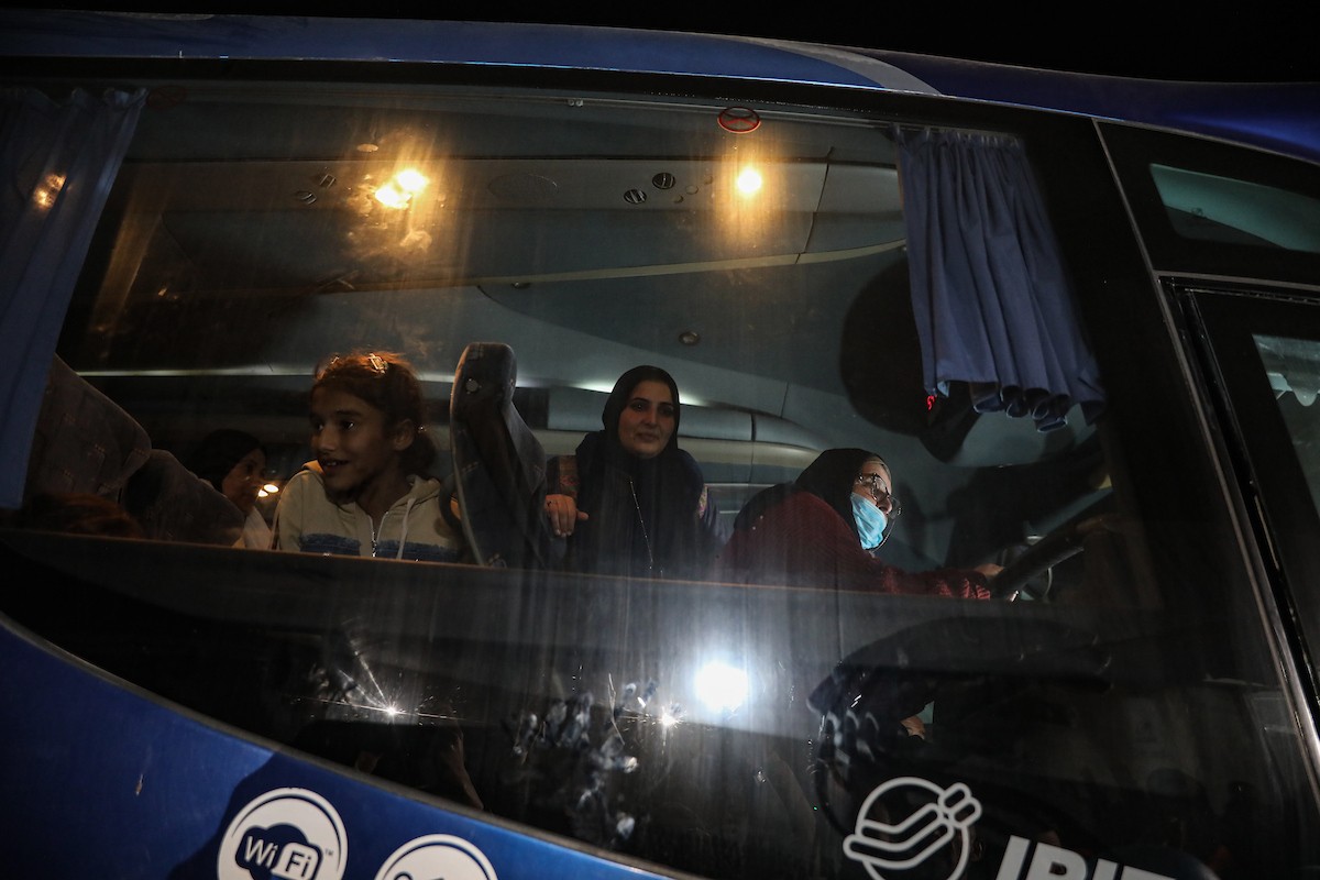 فلسطينيون قادمون من معبر رفح يصلون، في حافلة تحمل شعار الأمم المتحدة، إلى مستشفى ناصر في خان يونس جنوب قطاع غزة، في 2 فبراير/شباط 2026. صورة: عمر أشتوي