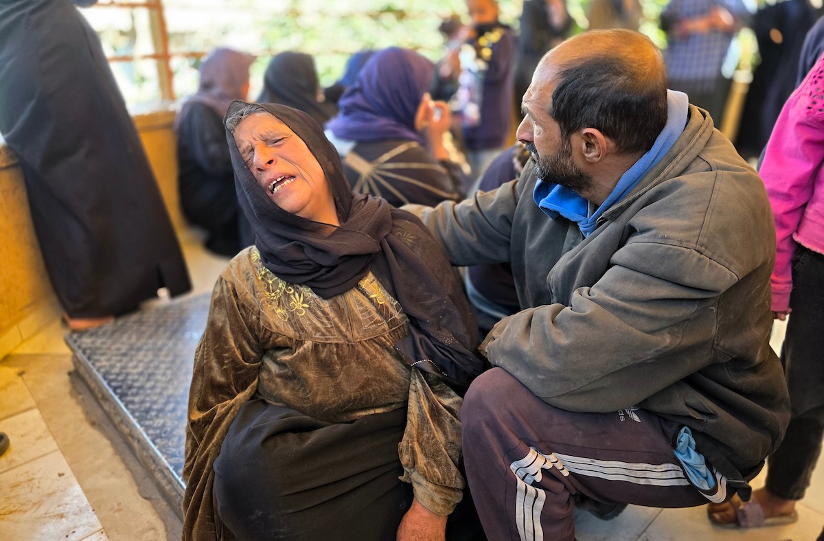 وداع الطفل مهند النجار (14 عاماً) الذي ارتقى بنيران الجيش الإسرائيلي  شرق خان يونس جنوب قطاع غزة، ١٨ فبراير/شباط ٢٠٢٦. تصوير: طارق محمد (APA Images)