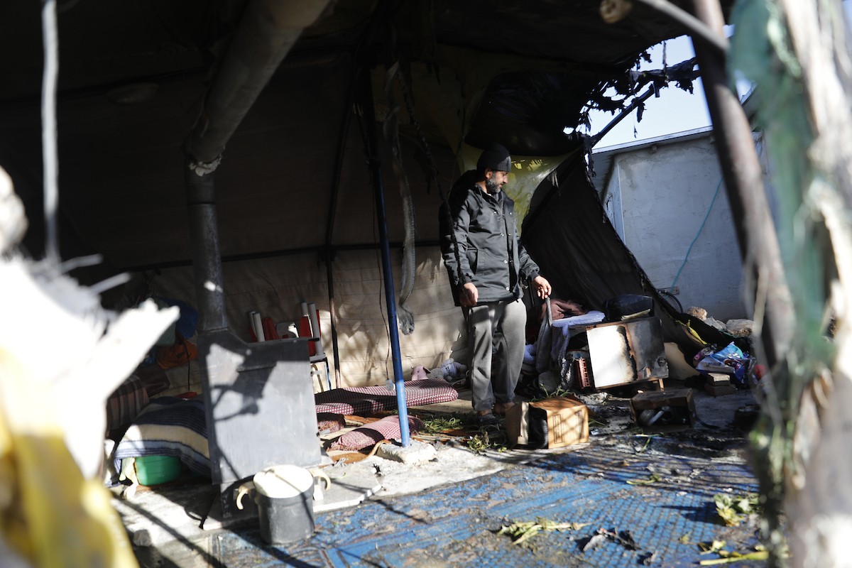 يتفقد فلسطينيون الأضرار التي لحقت بمنازلهم وممتلكاتهم في مستوطنة سوسيا، جنوب الخليل، عقب هجمات شنها مستوطنون يهود الليلة الماضية. الخليل، الضفة الغربية، 25 فبراير/شباط 2026. تصوير: مأمون وزواز