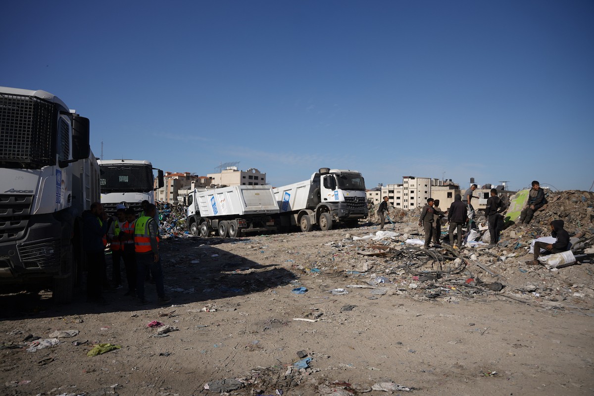 برنامج الأمم المتحدة الإنمائي يطلق عمليات تنظيف في أحد أكبر مواقع النفايات بمدينة غزة، والذي يُشكّل خطراً جسيماً على الصحة العامة، في منطقة سوق فراس على طول شارع عمر المختار ، 11 فبراير/شباط 2026. (صورة: عمر أشتوي)