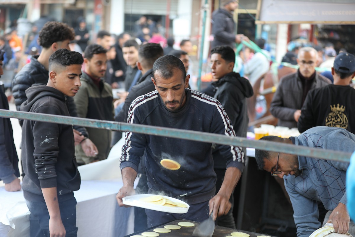 آلاء كريم نازحة في مخيم النصيرات وسط قطاع غزة، تفتح كشكًا لتحضير وبيع القطايف خلال أيام رمضان، في محاولة منها للتغلب على ظروف المعيشة القاسية وإعالة أسرتها بعد أن فقدت منزلها، 19 فبرايرشباط 2026. تصوير رمزي أبو عامر