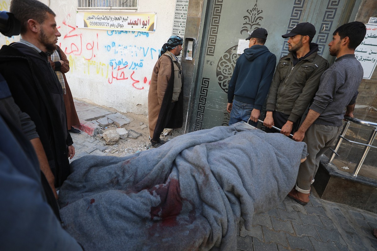 ودّع فلسطينيون جثماني مواطنين اثنين في مستشفى الشفاء بمدينة غزة. وبحسب مصادر عائلية، قُتل الرجلان على يد القوات الإسرائيلية في بيت لاهيا، شمال قطاع غزة، في 24 فبراير/شباط 2026. (صورة: عمر أشتوي)