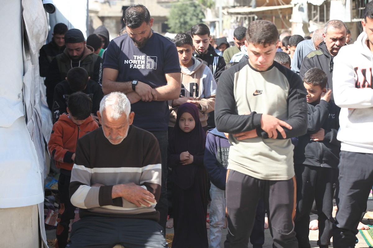 يؤدي النازحون أول صلاة جمعة في رمضان بجوار أنقاض مسجد الصفا المدمر بالكامل في مخيم البريج للاجئين وسط قطاع غزة. 20 فبراير/شباط 2026. تصوير: معز صالحي