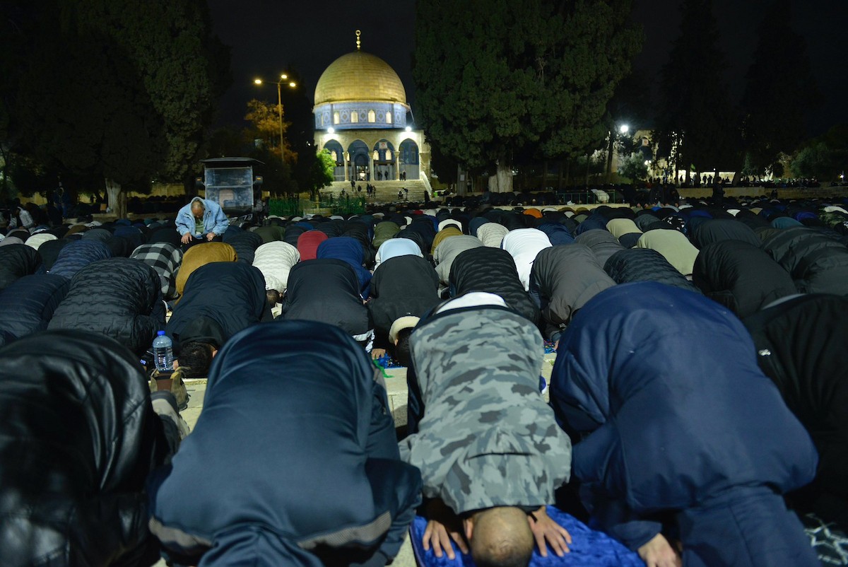 يؤدي الفلسطينيون صلاتي العشاء والتراويح في ساحات المسجد الأقصى في ثاني أيام رمضان. القدس، ١٩ فبراير ٢٠٢٦. صورة من دائرة الأوقاف الإسلامية في القدس.