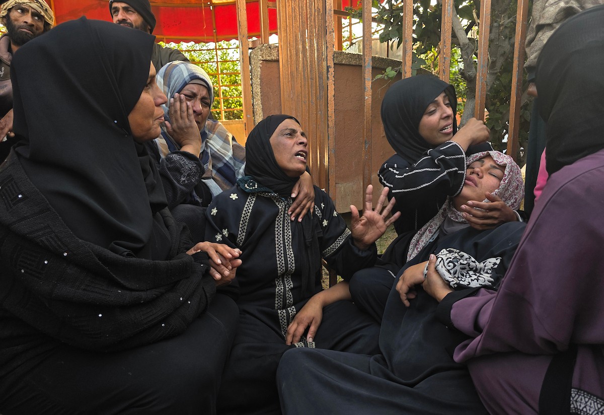 وداع جثمان الطفل إياد أحمد الربيعية (3 أعوام)  في مستشفى ناصر بخان يونس، جنوب قطاع غزة، 2 فبراير/شباط 2026. صورة: طارق محمد