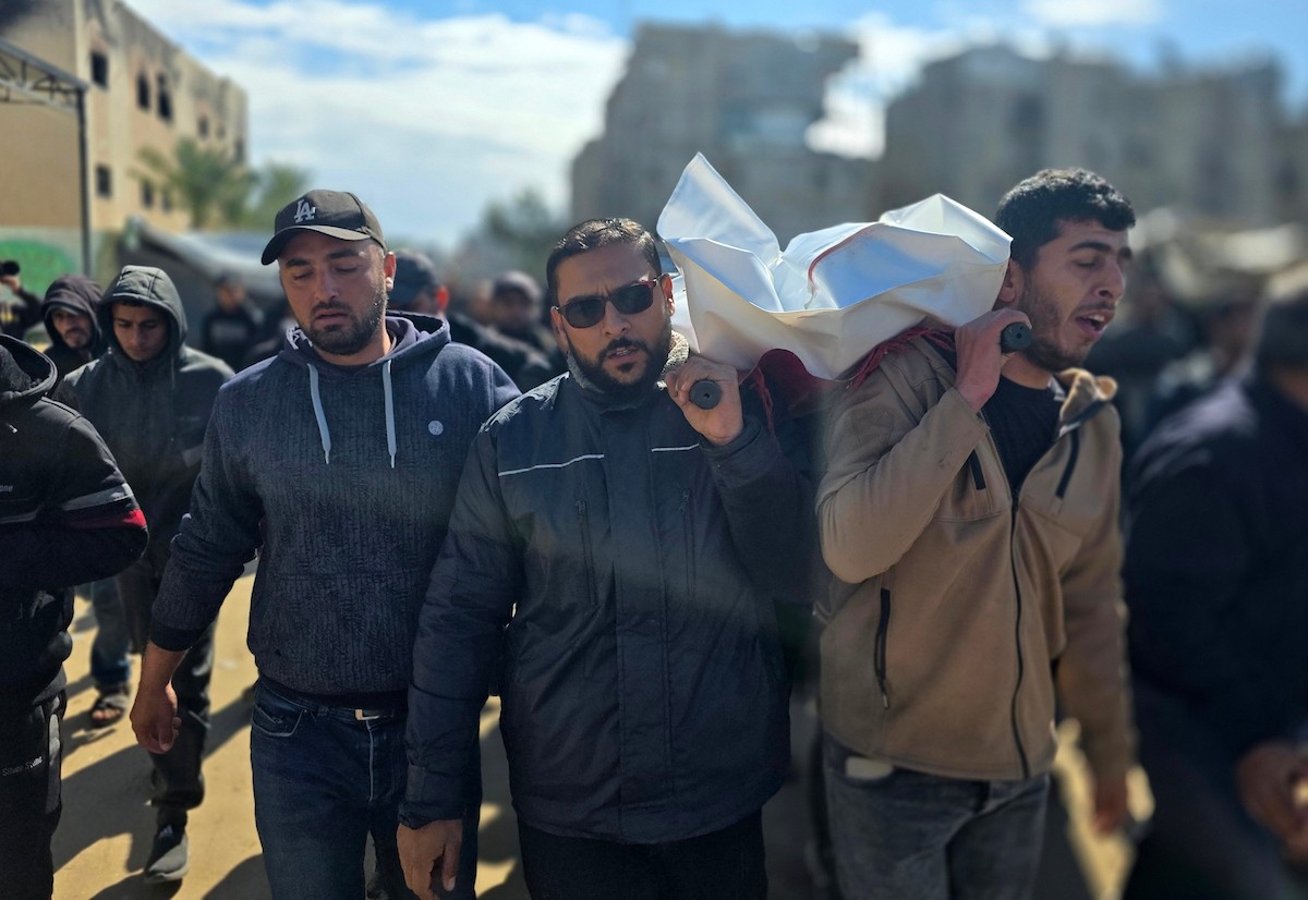 ودّع فلسطينيون ثلاثة جثامين في مستشفى ناصر بخان يونس، سقطوا في غارة جوية إسرائيلية استهدفتهم صباح اليوم في خان يونس، جنوب قطاع غزة، 27 فبراير/شباط 2026. صورة: طارق محمد