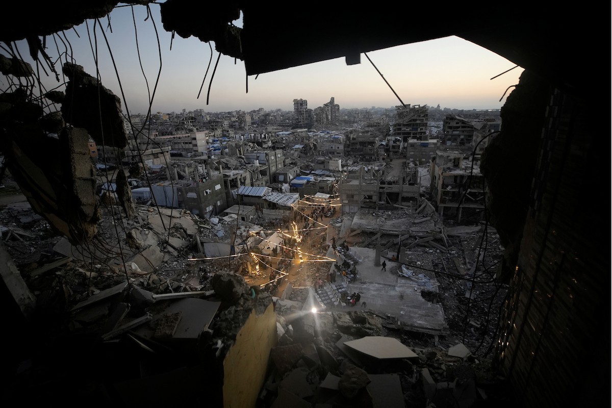 يتجمع الفلسطينيون بين المنازل المدمرة لتناول وجبة الإفطار معًا خلال شهر رمضان المبارك في شمال قطاع غزة، 22 فبراير/شباط 2026. صورة: عمر أشتوي