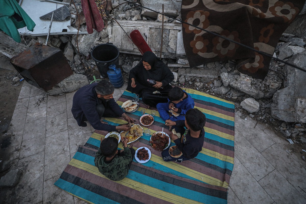 عائلة فلسطينية نازحة من بيت حانون تفطر في ثاني أيام رمضان في خيمة متداعية وسط أنقاض مسجد الحساينة على شاطئ مدينة غزة.19 فبراير/شباط 2026. تصوير: عمر أشتوي