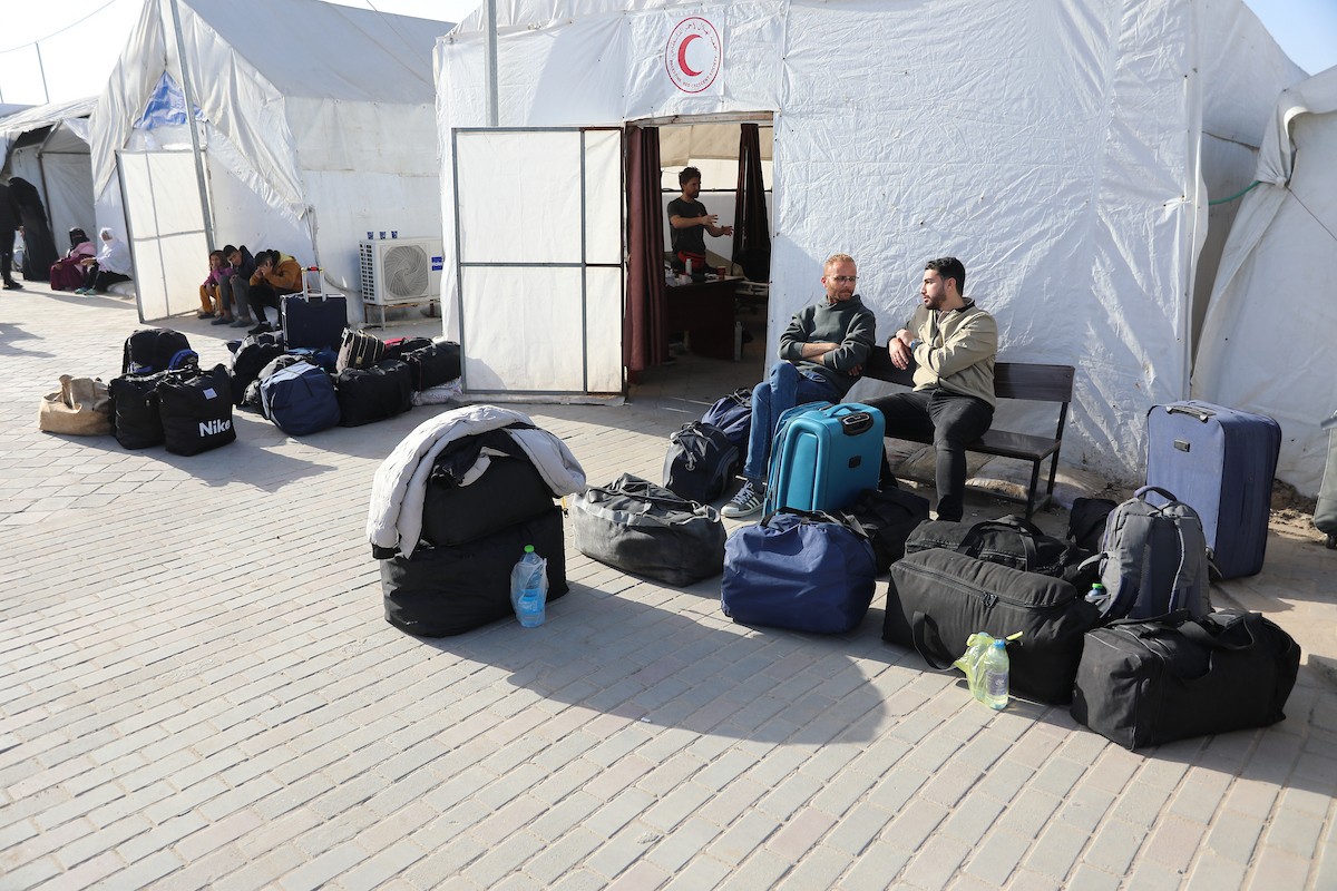 مركبات تابعة للأمم المتحدة تنقل عدداً من الجرحى ومرافقيهم من المقر الميداني لجمعية الهلال الأحمر الفلسطيني في خان يونس إلى معبر كرم أبو سالم لتلقي العلاج الطبي في الخارج،2 فبراير/شباط 2026