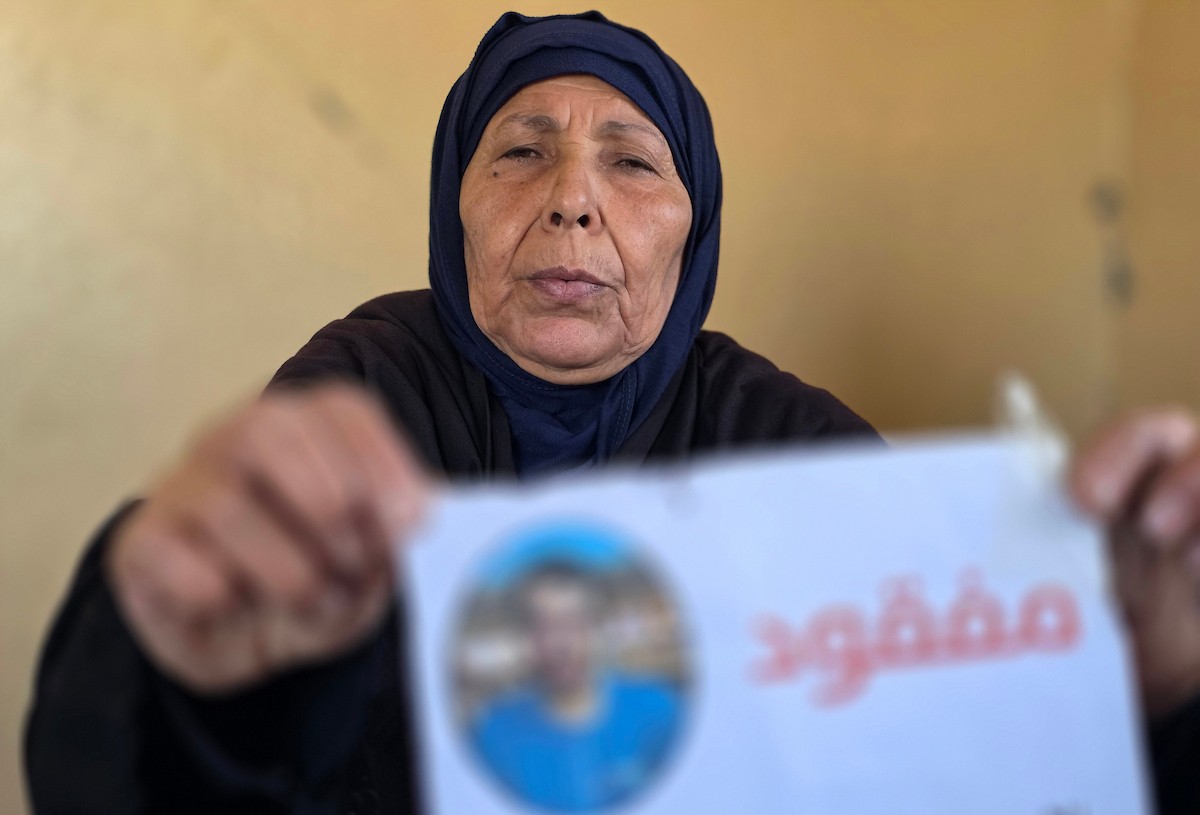 المسنة زهر شراب تنتظر معرفة مصير ابنها المفقود من ذوي الإعاقة الذهنية بعد تداول مستوطنين صورة له على مواقع التواصل مرفقة بتعليق عنصري، خان يونس، جنوب قطاع غزة، 26 فبراير/شباط 2026. تصوير: طارق محمد