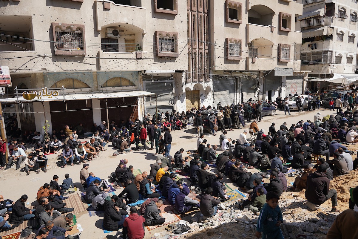 يؤدي الفلسطينيون صلاة الجمعة الثانية من شهر رمضان وسط أنقاض مسجد الكنز، الذي دُمر في هجمات إسرائيلية خلال الحرب، في مدينة غزة، 27 فبراير/شباط 2026. صورة: عمر أشتوي