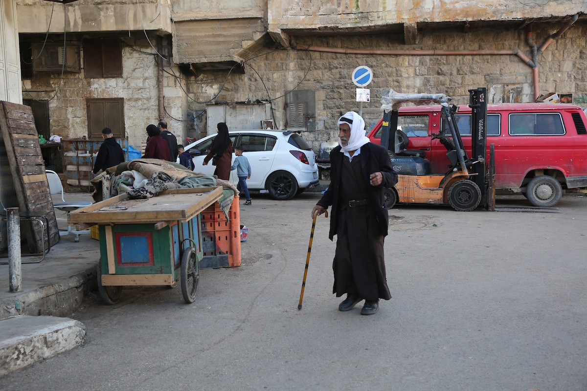 فلسطينيون يتسوقون استعدادًا للإفطار في أول أيام شهر رمضان المبارك، في مدينة نابلس بالضفة الغربية، 18 فبراير/شباط 2026. صورة: محمد ناصر