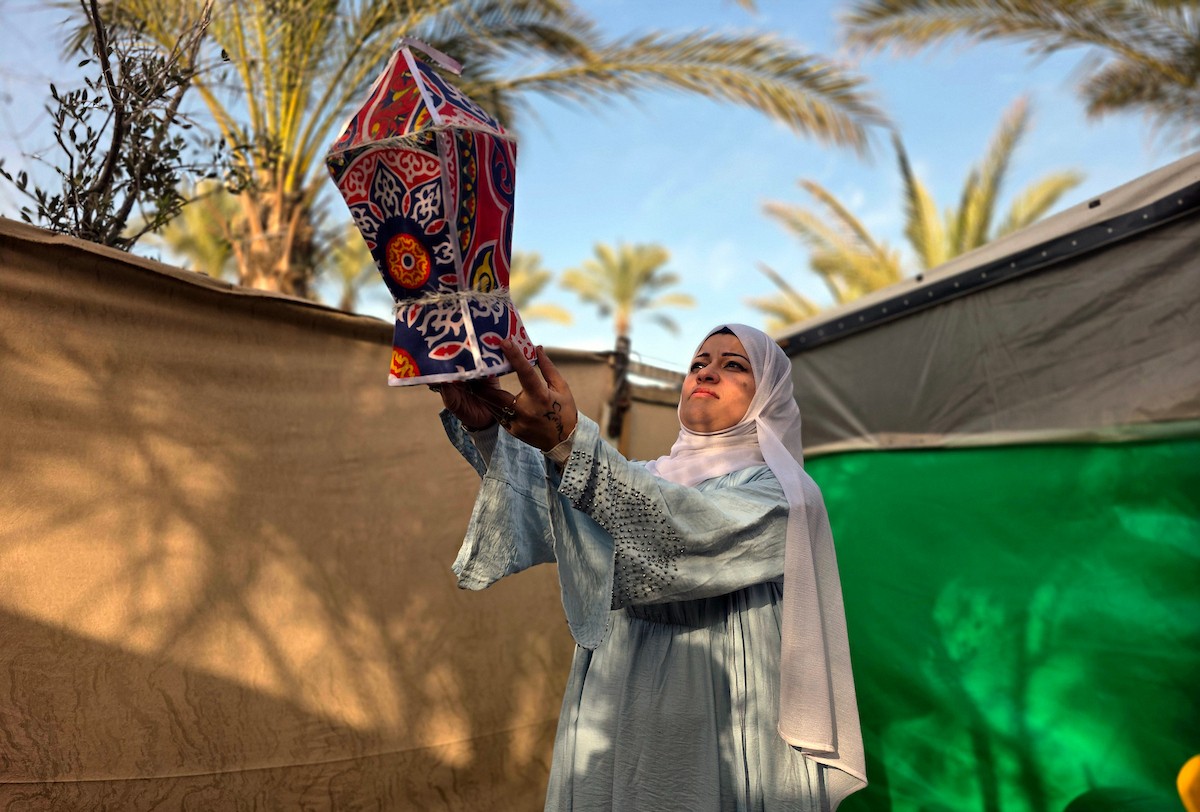 الفلسطينية ريهان شراب تصنع فوانيس رمضان من بقايا صناديق المساعدات في خان يونس جنوب قطاع غزة  8 فبراير/شباط 2026. (صورة: طارق محمد)