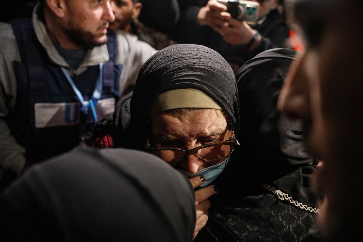 فلسطينيون قادمون من معبر رفح يصلون، في حافلة تحمل شعار الأمم المتحدة، إلى مستشفى ناصر في خان يونس جنوب قطاع غزة، في 2 فبراير/شباط 2026. صورة: عمر أشتوي