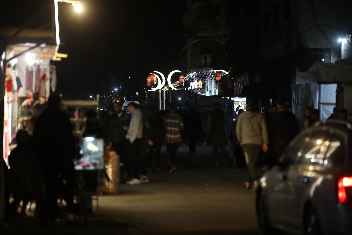 يبيع الباعة الفلسطينيون الطعام وغيره من السلع في سوق بمدينة غزة خلال اليوم الخامس من شهر رمضان المبارك، 22 فبراير/شباط 2026. تصوير: عمر أشتوي