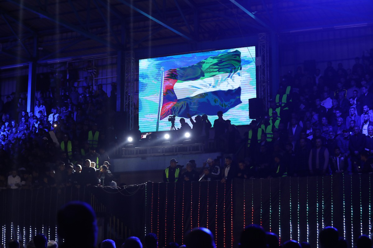 لاعبون فلسطينيون من فريقي النصيرات ورفح يتنافسون خلال مباراة كرة قدم على ملعب نادي خدمات النصيرات، ضمن بطولة غزة الرمضانية، بحضور حشد جماهيري كبير، في مخيم النصيرات بوسط قطاع غزة، بتاريخ 21 فبراير/شباط 2026. تصوير: معز صالحي / apaimages