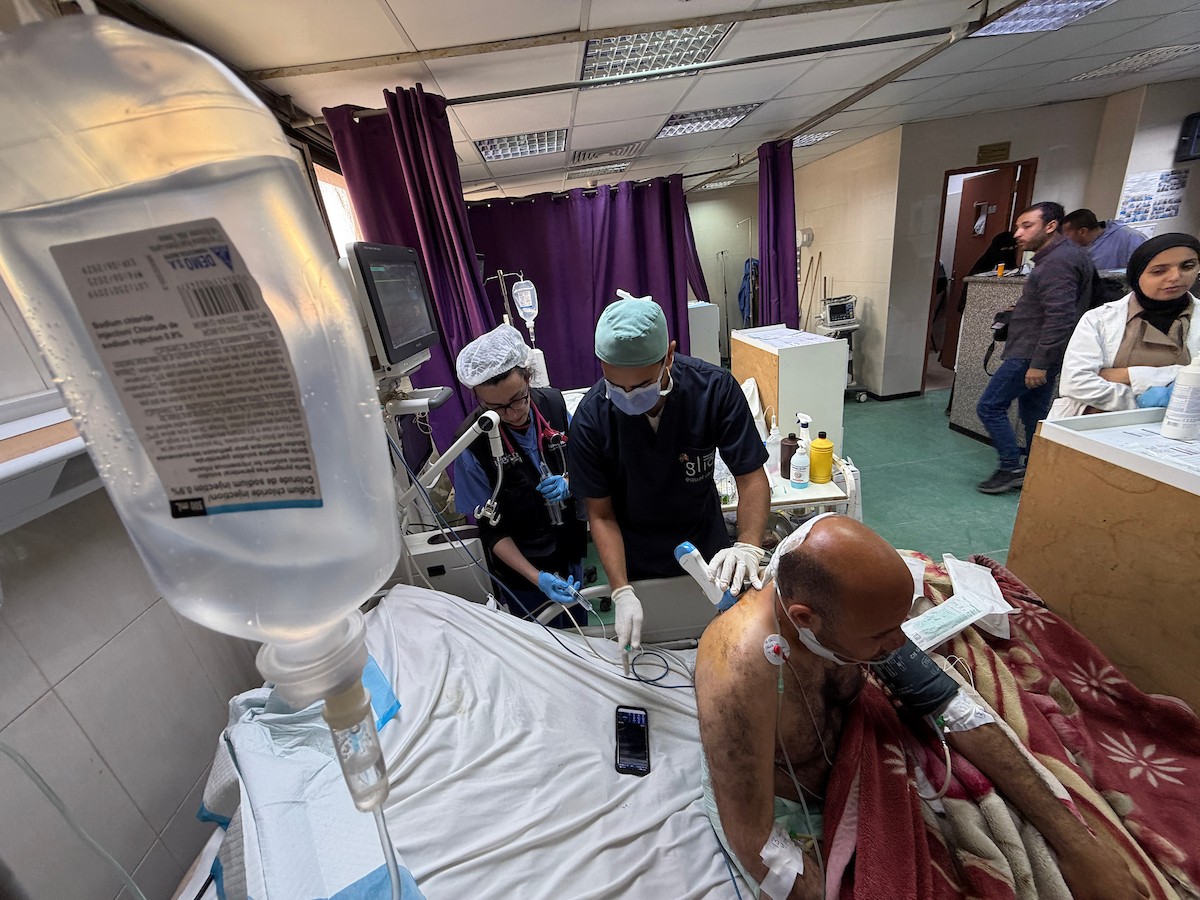 أطباء أجانب، ضمن وفد طبي وصل إلى قطاع غزة، يقدمون خدماتهم ويجرون عمليات جراحية للجرحى، ويتبادلون خبراتهم مع الأطباء والممرضين في مجمع ناصر الطبي بخان يونس،١٥ فبراير/شباط ٢٠٢٦. صورة: محمد سلامة  (APA Images)