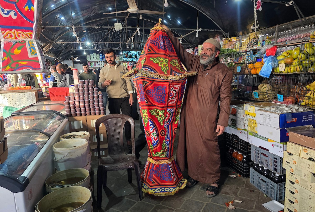 الفلسطينية ريهان شراب تصنع فوانيس رمضان من بقايا صناديق المساعدات في خان يونس جنوب قطاع غزة  8 فبراير/شباط 2026. (صورة: طارق محمد)