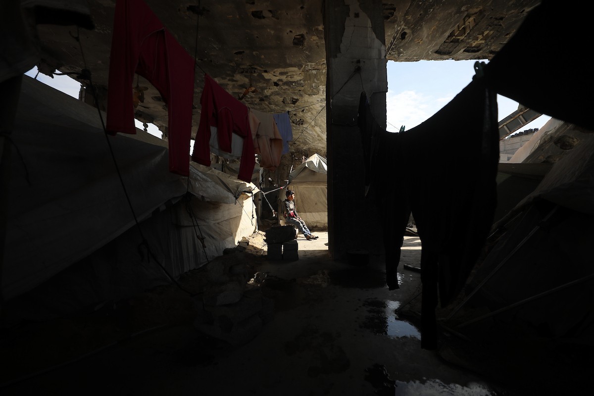 يستقبل الفلسطينيون شهر رمضان وسط دمار غير مسبوق للمباني، بما فيها المساجد التي يؤدون فيها شعائرهم الدينية. مدينة غزة، 19 فبراير/شباط 2026. صورة: عمر أشتوي