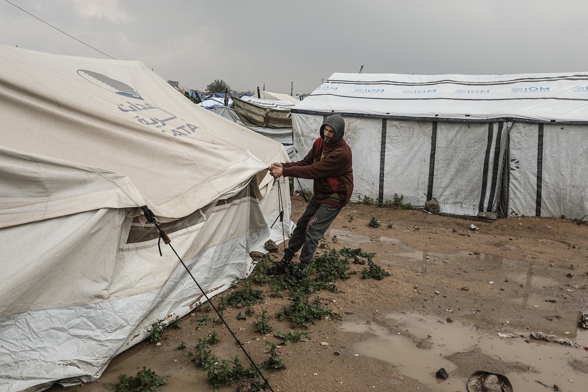يواجه اللاجئون الفلسطينيون ظروفاً قاسية بعد أن غمرت الأمطار الغزيرة خيامهم في مخيم البريج بوسط قطاع غزة في 24 فبراير/شباط 2026. صورة: معز صالحي