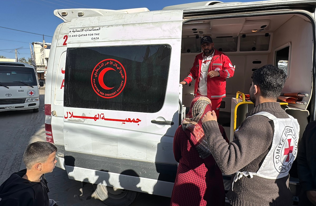 نقلت اللجنة الدولية للصليب الأحمر أربعة أسرى فلسطينيين إلى مستشفى شهداء الأقصى في دير البلح، وسط قطاع غزة، بعد إطلاق سراحهم من قبل القوات الإسرائيلية. ١٩ فبراير/شباط ٢٠٢٦. صورة: أحمد إبراهيم