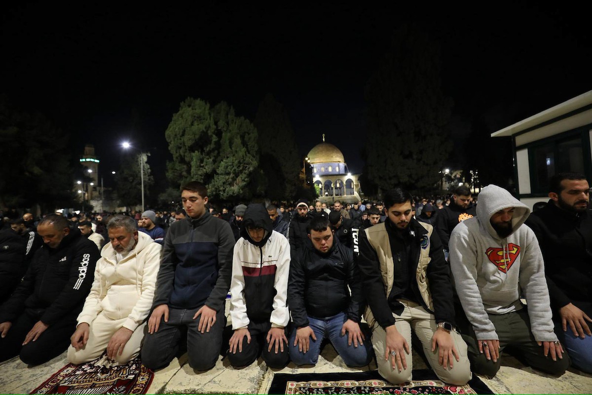 يؤدي الفلسطينيون صلاتي العشاء والتراويح في ساحات المسجد الأقصى في اليوم الثامن من رمضان، القدس، 25 فبراير 2026. صورة من دائرة الأوقاف الإسلامية في القدس
