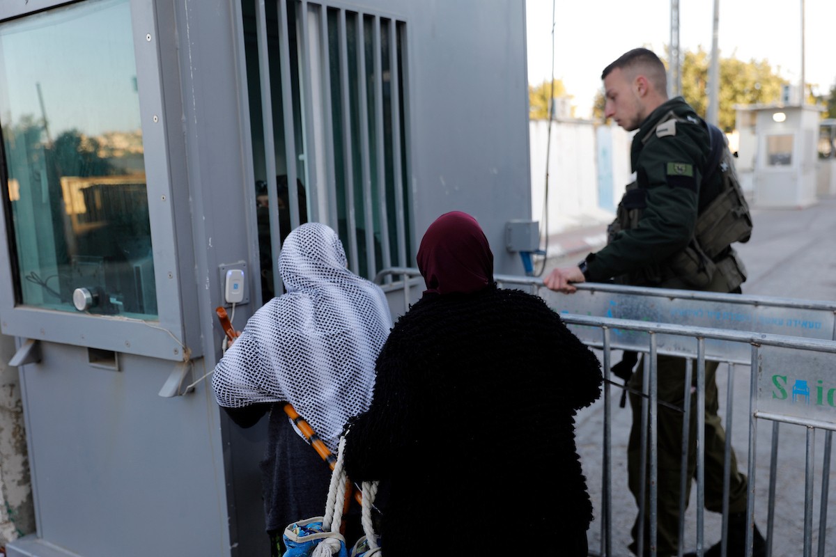 توافد المصلون بكثافة إلى نقطة تفتيش في بيت لحم، متجهين إلى المسجد الأقصى في القدس لأداء صلاتي الجمعة والتراويح، 20 فبراير/شباط 2026. صورة: مأمون وزواز