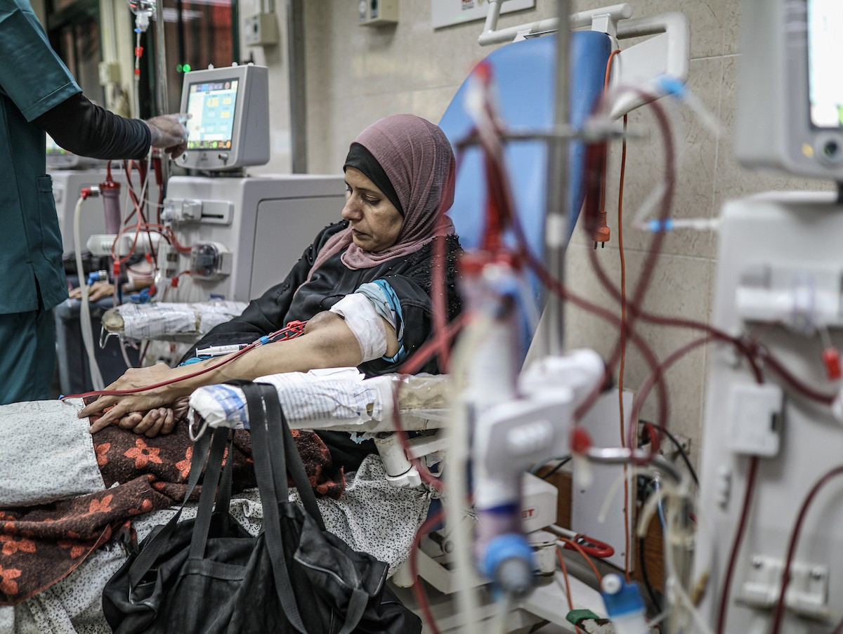 يخضع مرضى فلسطينيون مصابون بالفشل الكلوي لجلسات غسيل الكلى في مستشفى شهداء الأقصى بدير البلح، وسط وانتظار مستمر لفتح معبر رفح لتلقي العلاج خارج قطاع غزة، 1 فبراير/شباط 2026. تصوير: رمزي أبو عامر