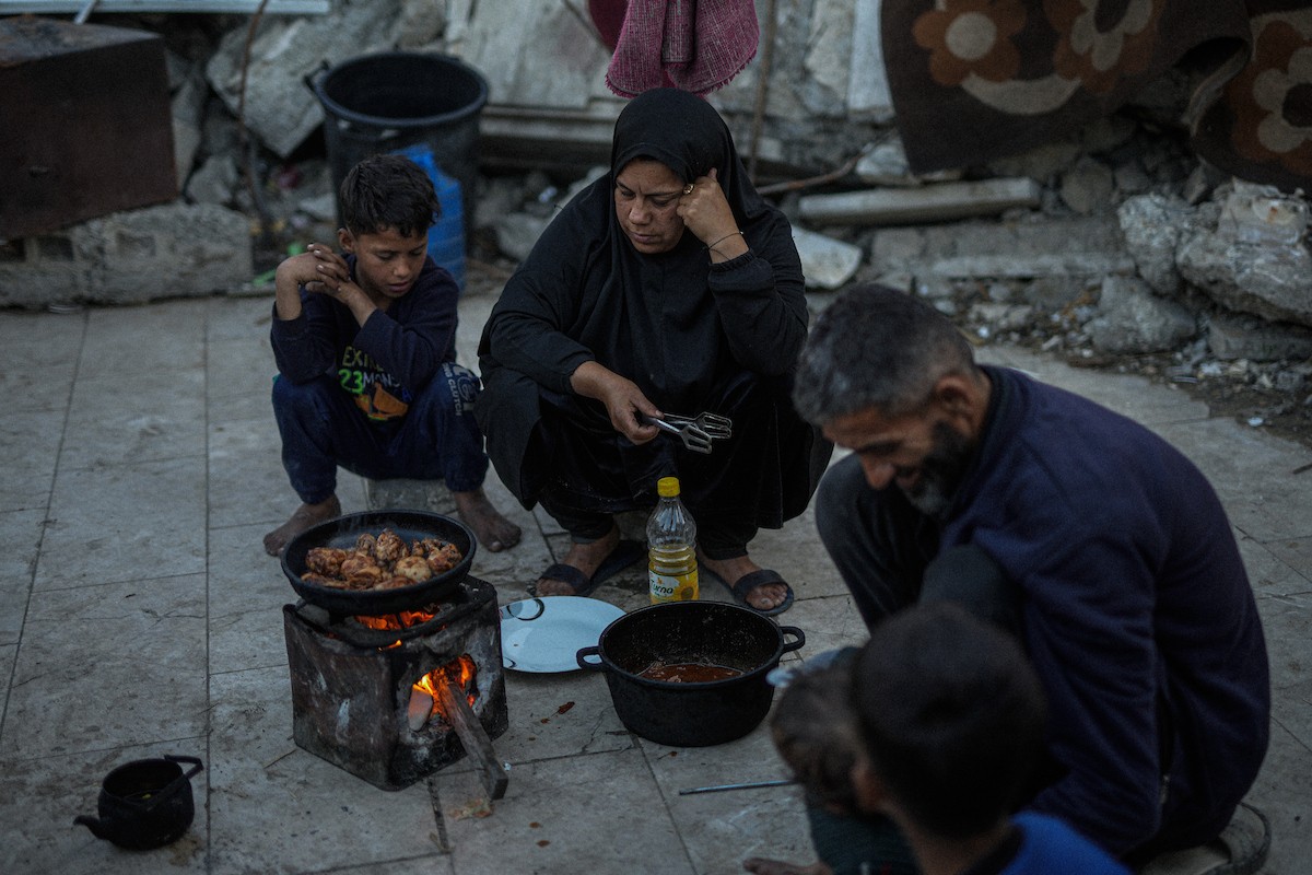 عائلة فلسطينية نازحة من بيت حانون تفطر في ثاني أيام رمضان في خيمة متداعية وسط أنقاض مسجد الحساينة على شاطئ مدينة غزة.19 فبراير/شباط 2026. تصوير: عمر أشتوي