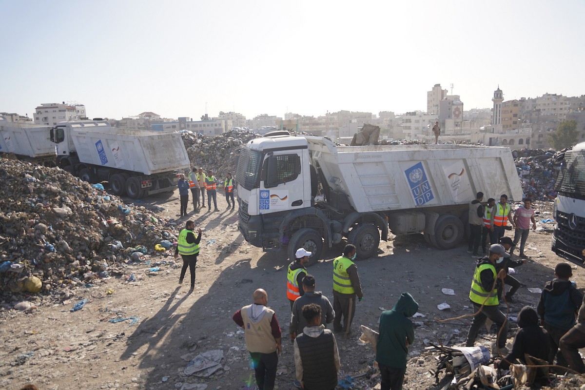 برنامج الأمم المتحدة الإنمائي يطلق عمليات تنظيف في أحد أكبر مواقع النفايات بمدينة غزة، والذي يُشكّل خطراً جسيماً على الصحة العامة، في منطقة سوق فراس على طول شارع عمر المختار ، 11 فبراير/شباط 2026. (صورة: عمر أشتوي)