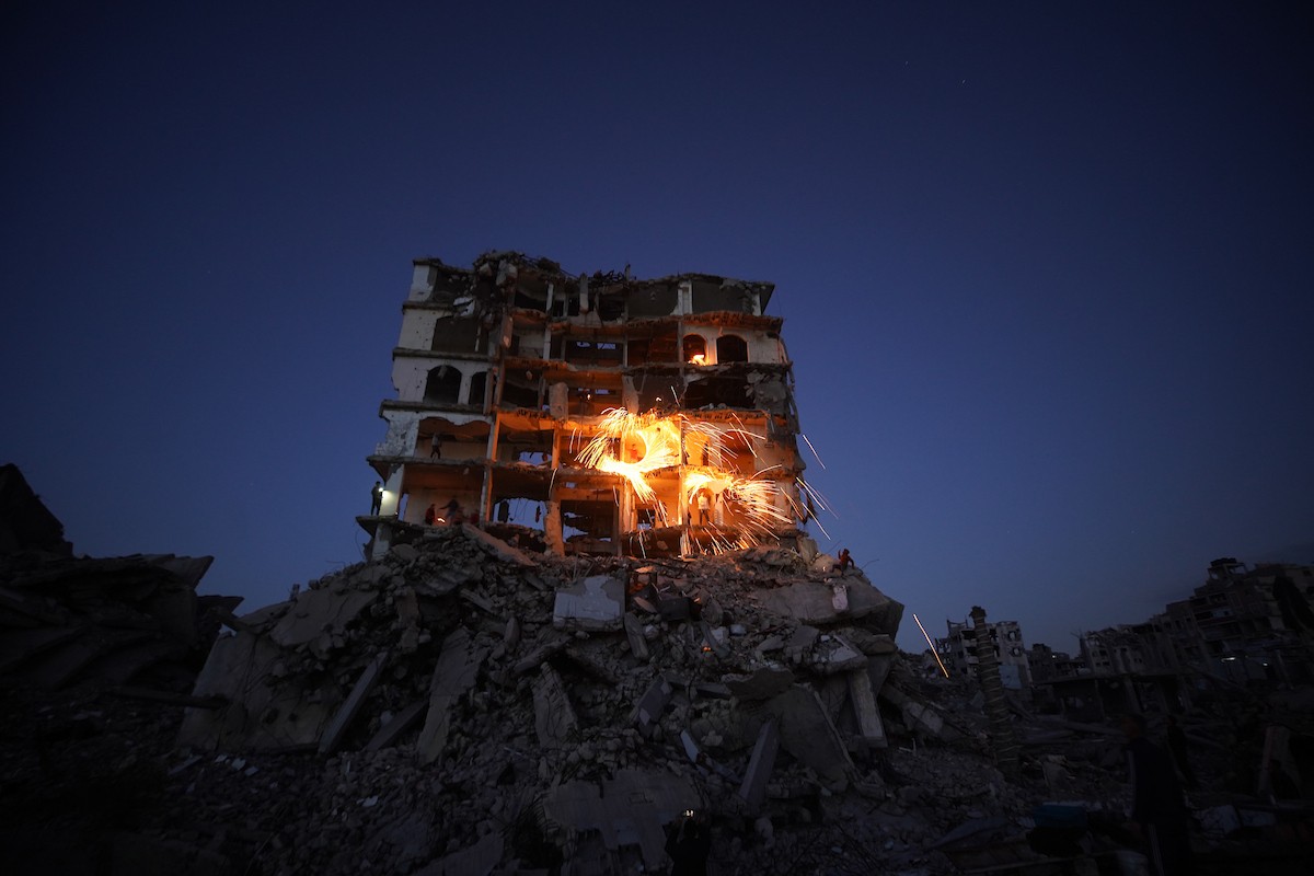 فلسطينيون يُشعلون شرارات من الصوف الفولاذي ( الليف السلكي) خلال شهر رمضان المبارك، وسط أنقاض المباني السكنية التي دُمّرت خلال العدوان الإسرائيلي الذي استمر عامين، في مدينة غزة، 23 فبرايرشباط 2026. صورة عمر أشتوي