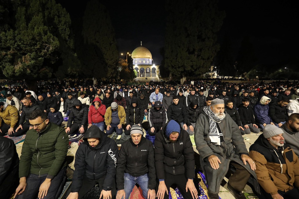 يؤدي الفلسطينيون صلاتي العشاء والتراويح في ساحات المسجد الأقصى في اليوم الرابع من رمضان، القدس، 21 فبراير 2026. صورة من دائرة الأوقاف الإسلامية في القدس.