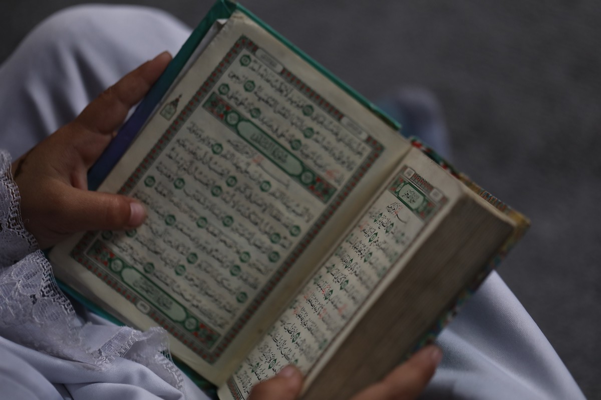 أطفال فلسطينيون يتلون ويحفظون القرآن الكريم داخل الجامع العمري الكبير في مدينة غزة خلال شهر رمضان. وقد تضرر الجامع العمري القديم بشدة جراء الهجمات الإسرائيلية خلال حرب غزة في 26 فبراير/شباط 2026. صورة: عمر أشتوي